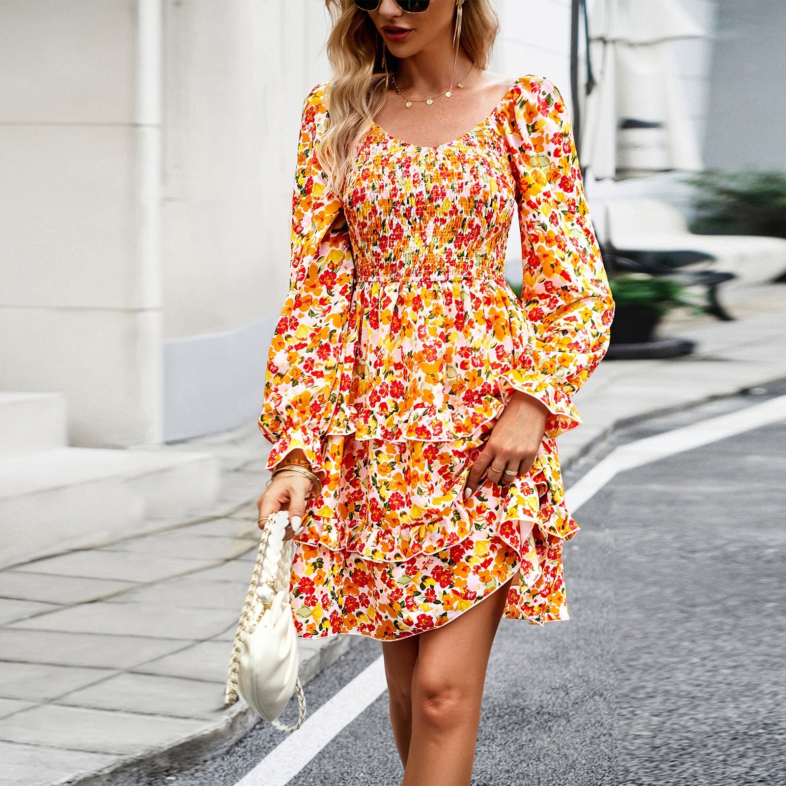 Robe mini Carmen smockée pour femmes avec manches bouffantes, buste smocké cintré et ourlet volanté asymétrique Echo Archiv
