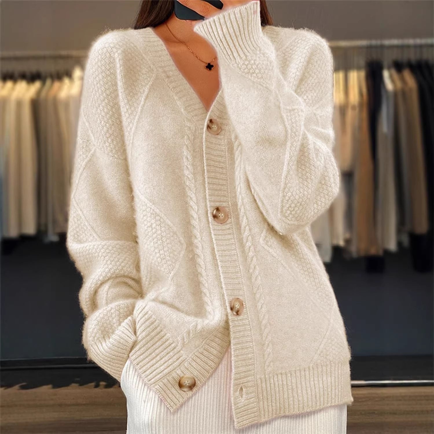 Cardigan en tricot oversize pour femmes avec motif en relief, décolleté en V et boutons en nacre Echo Archiv