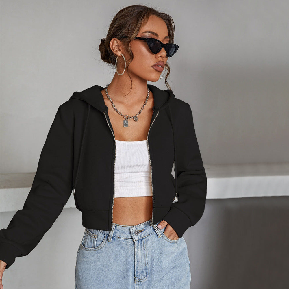 Veste à capuche courte pour femmes avec fermeture éclair intégrale, silhouette ajustée et poignets élastiques