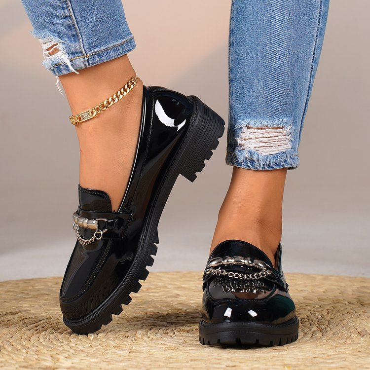 Mocassins pour femmes avec finition laquée scintillante et appliqué en chaîne élégant R&B