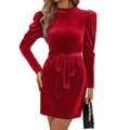 Robe mini en velours pour femmes avec col montant, épaules froncées, manches longues et ceinture à nouer Echo Archive