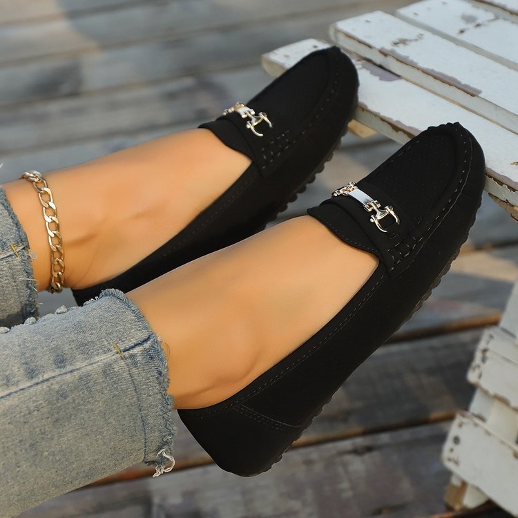 Mocassins pour femmes avec design perforé et accent de boucle décoratif R&B