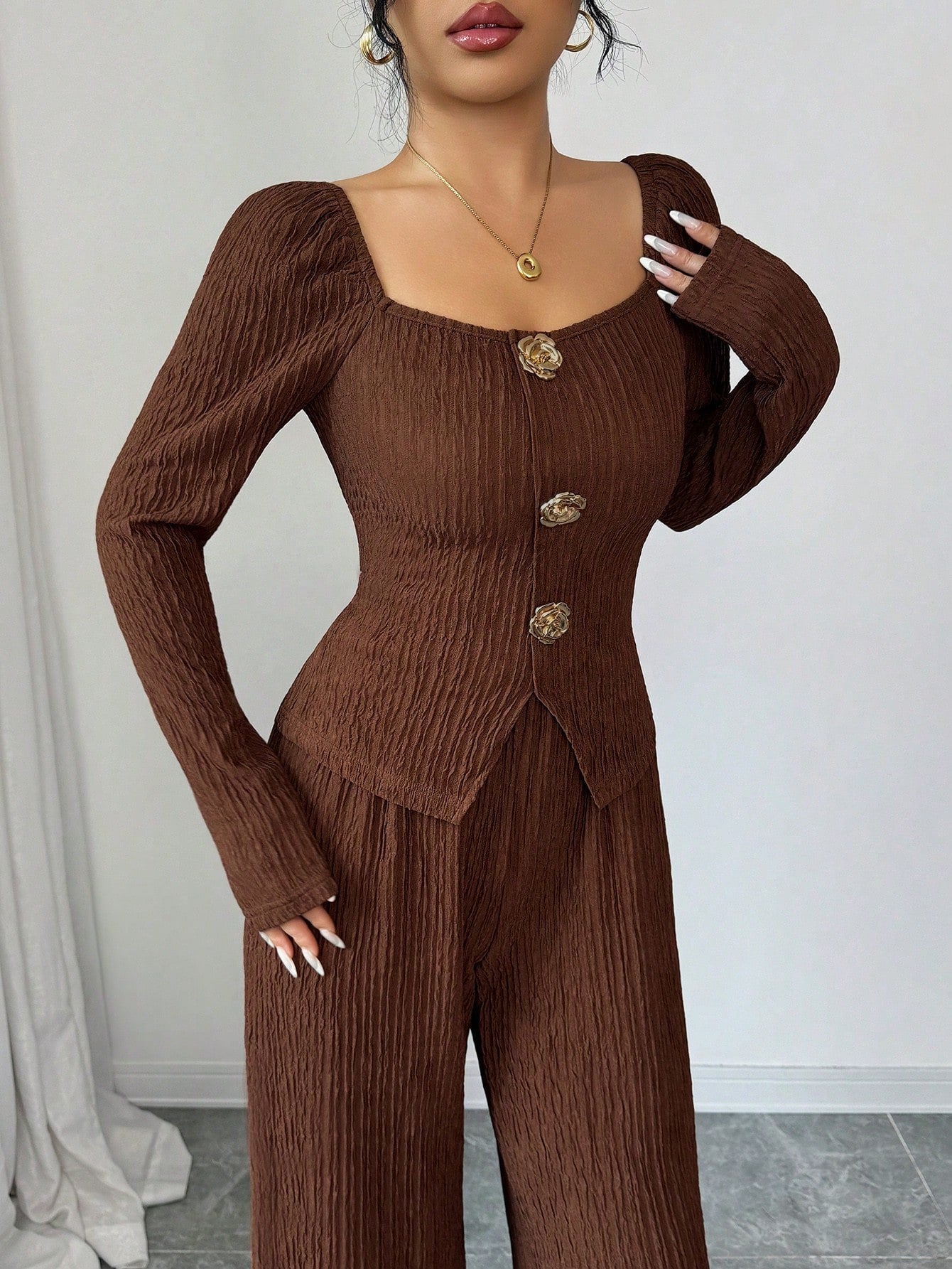 Ensemble de blouse et pantalon cintré en crinkle-plié avec manches bouffantes et boutons décoratifs R&B