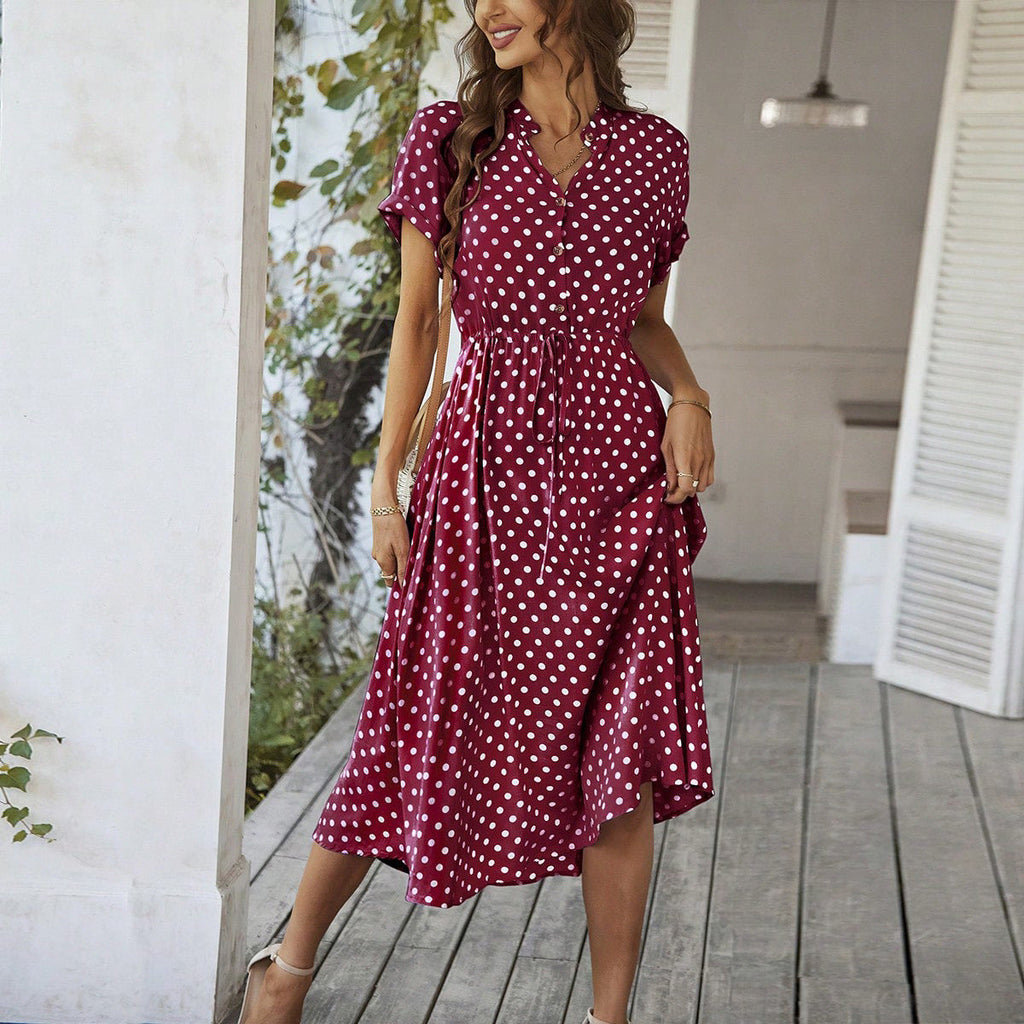Robe midi pour dames avec des pois, des boutons et une ceinture à nouer