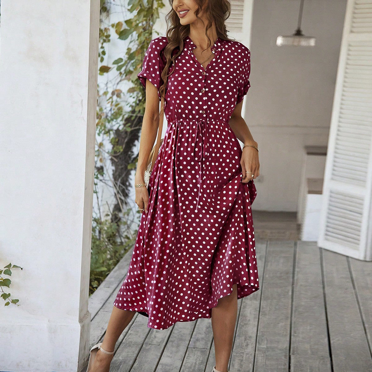 Robe midi pour dames avec des pois, des boutons et une ceinture à nouer