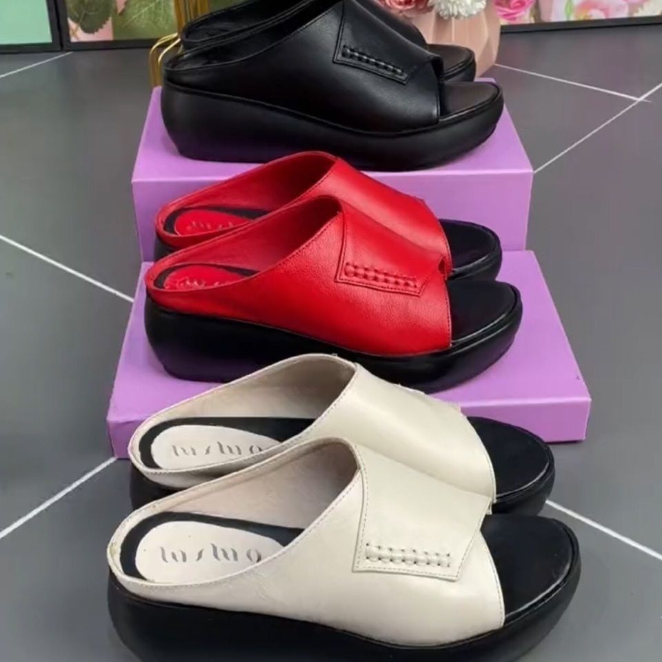 Pantoufles à talon compensé pour femmes avec un design de lanière élégant et un confort optimal R&B