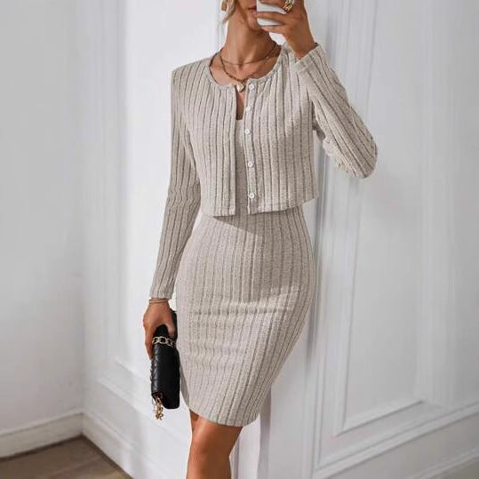 Ensemble tricoté ajusté pour femmes avec cardigan court et jupe crayon