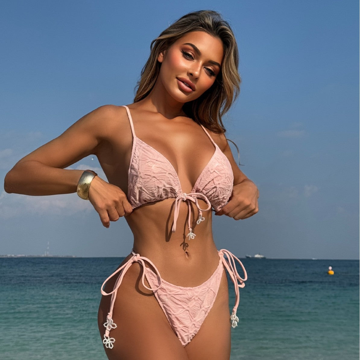 Bikini triangle pour femmes avec des nœuds ludiques R&B