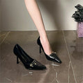 Talons hauts élégants pour femmes avec surface brillante et boucle dorée R&B