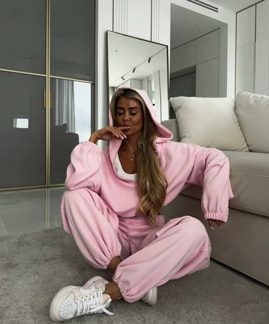 Ensemble de détente pour femmes avec veste à capuche zippée et pantalon de jogging ample en mélange de coton Echoarchiv