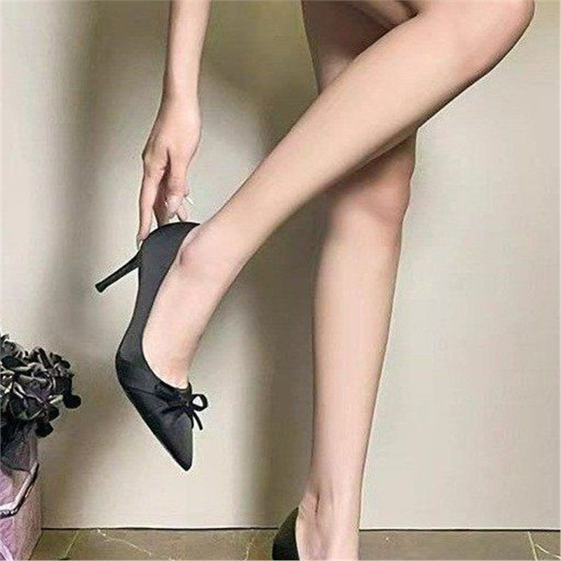 Pompes à talons hauts élégantes et pointues pour femmes avec un délicat détail de nœud R&B
