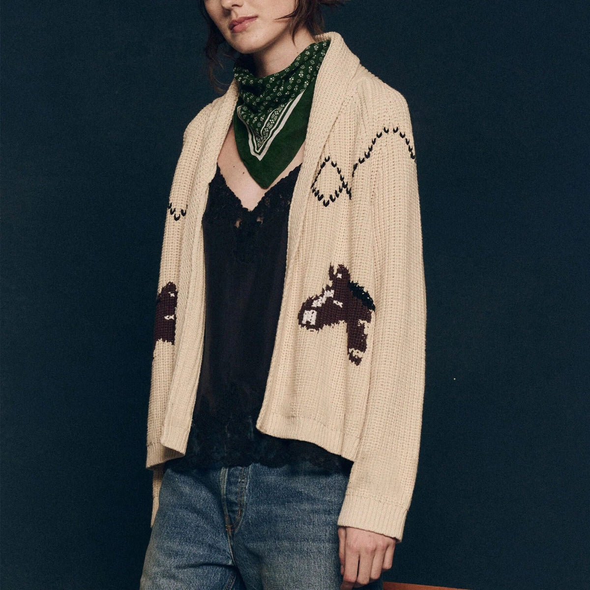 Cardigan en grosse maille pour femmes avec col à revers et intarsie de cheval Echoarchiv