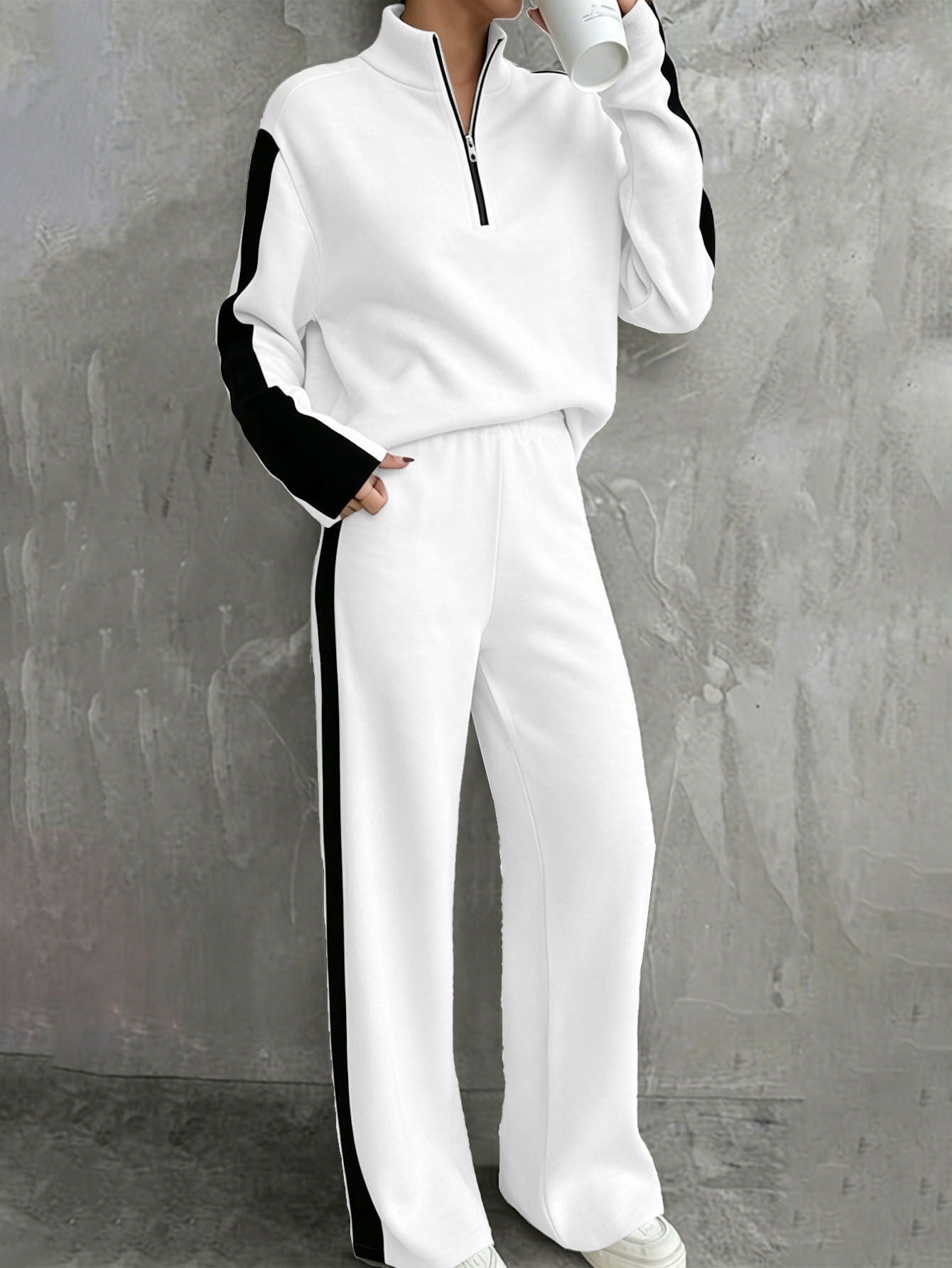 Ensemble de jogging décontracté pour femmes avec demi-zip, taille élastique et bandes contrastées sur les côtés Echo Archiv