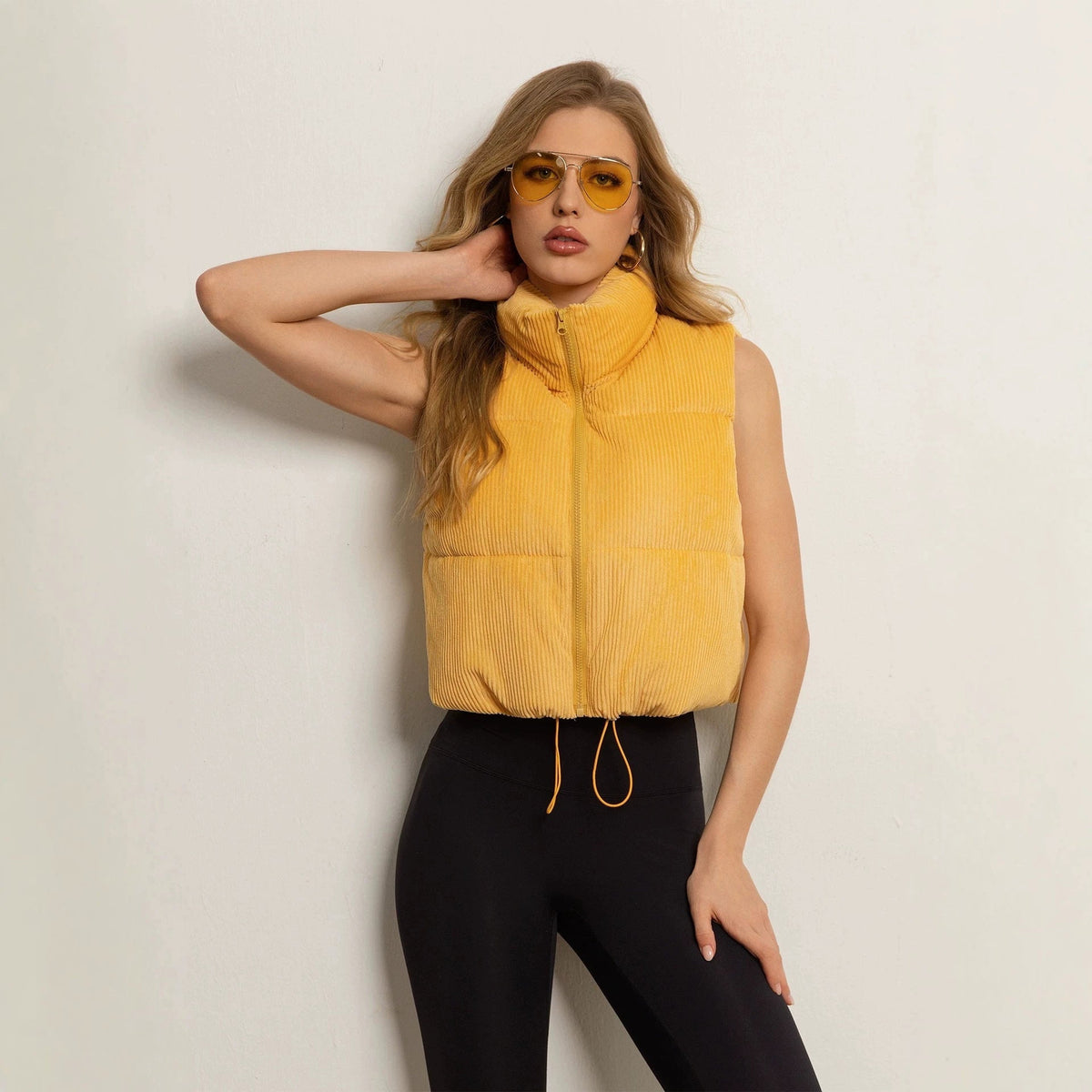 Gilet boxy en corduroy matelassé pour femmes avec col montant volumineux et cordon de serrage ajustable Echo Archiv