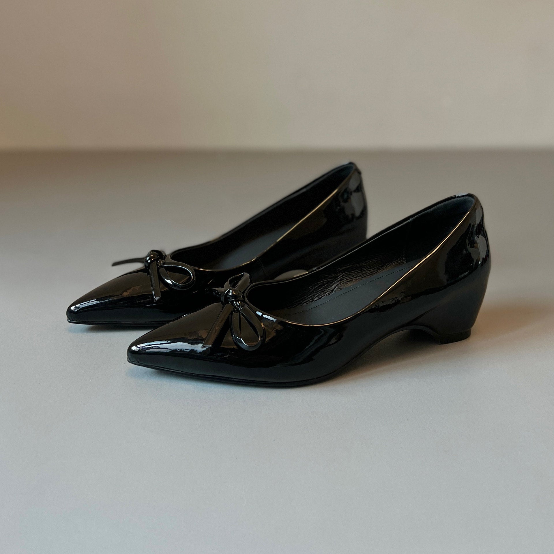 Pompes Slingback élégantes pour femmes avec une fine lanière et un talon bloc confortable R&B