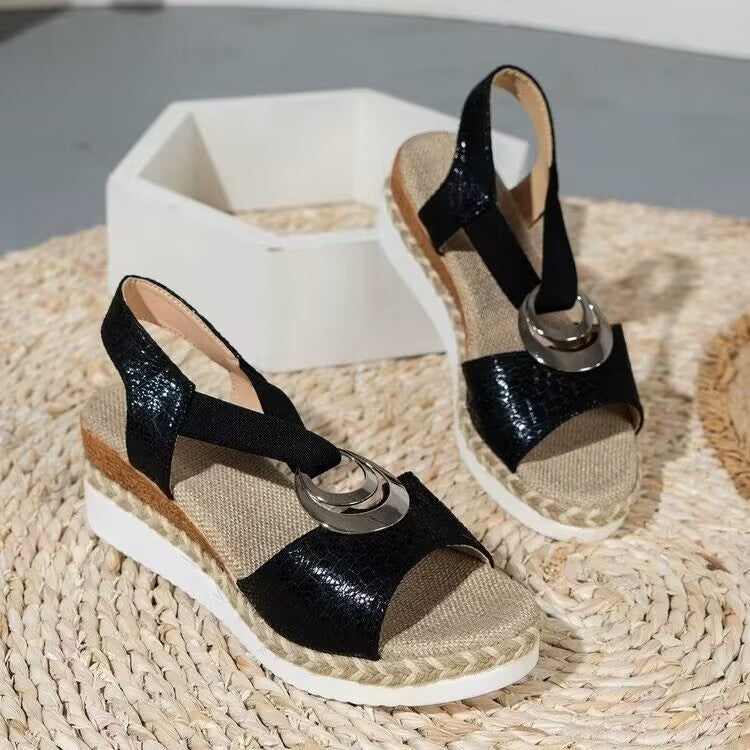 Sandales compensées pour femmes avec un design de lanières moderne et un élément décoratif élégant R&B