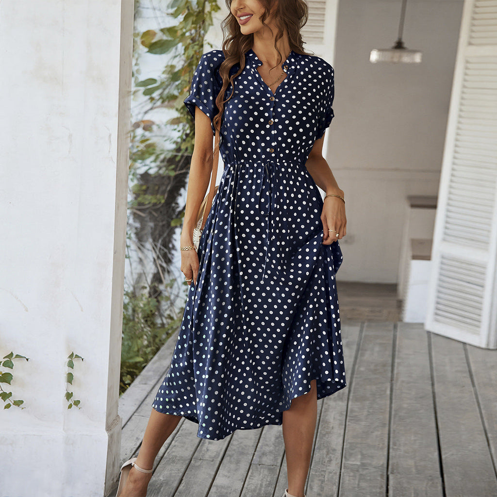 Robe midi pour dames avec des pois, des boutons et une ceinture à nouer