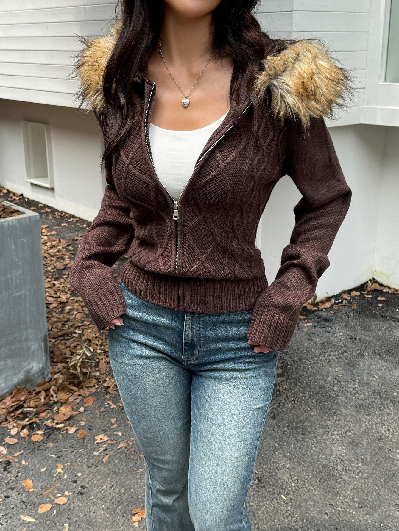 Veste en tricot à motif torsadé cintrée pour femmes avec fermeture éclair intégrale et capuche en fausse fourrure amovible Echo Archiv