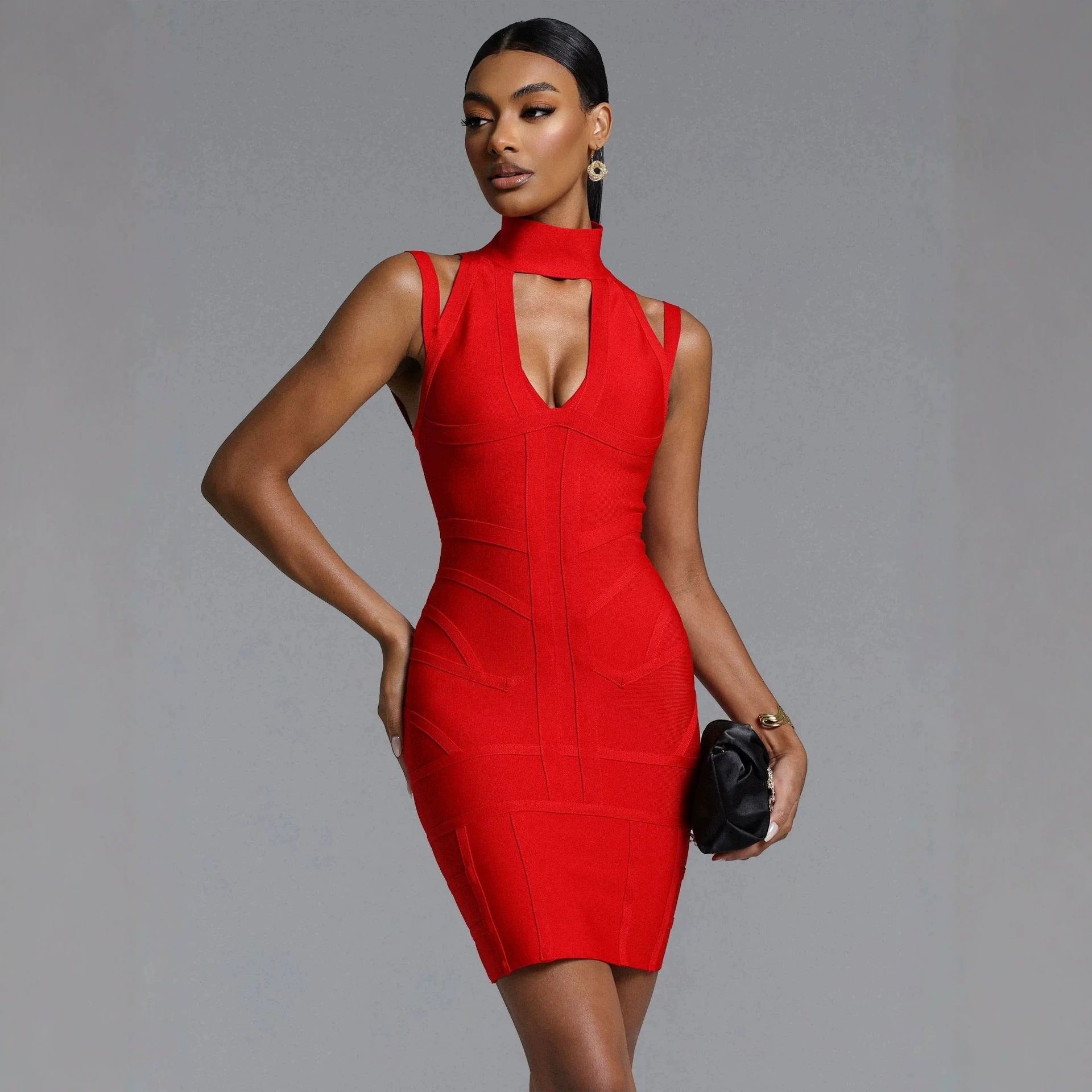 Robe courte ajustée pour femmes avec col montant et découpes raffinées R&B
