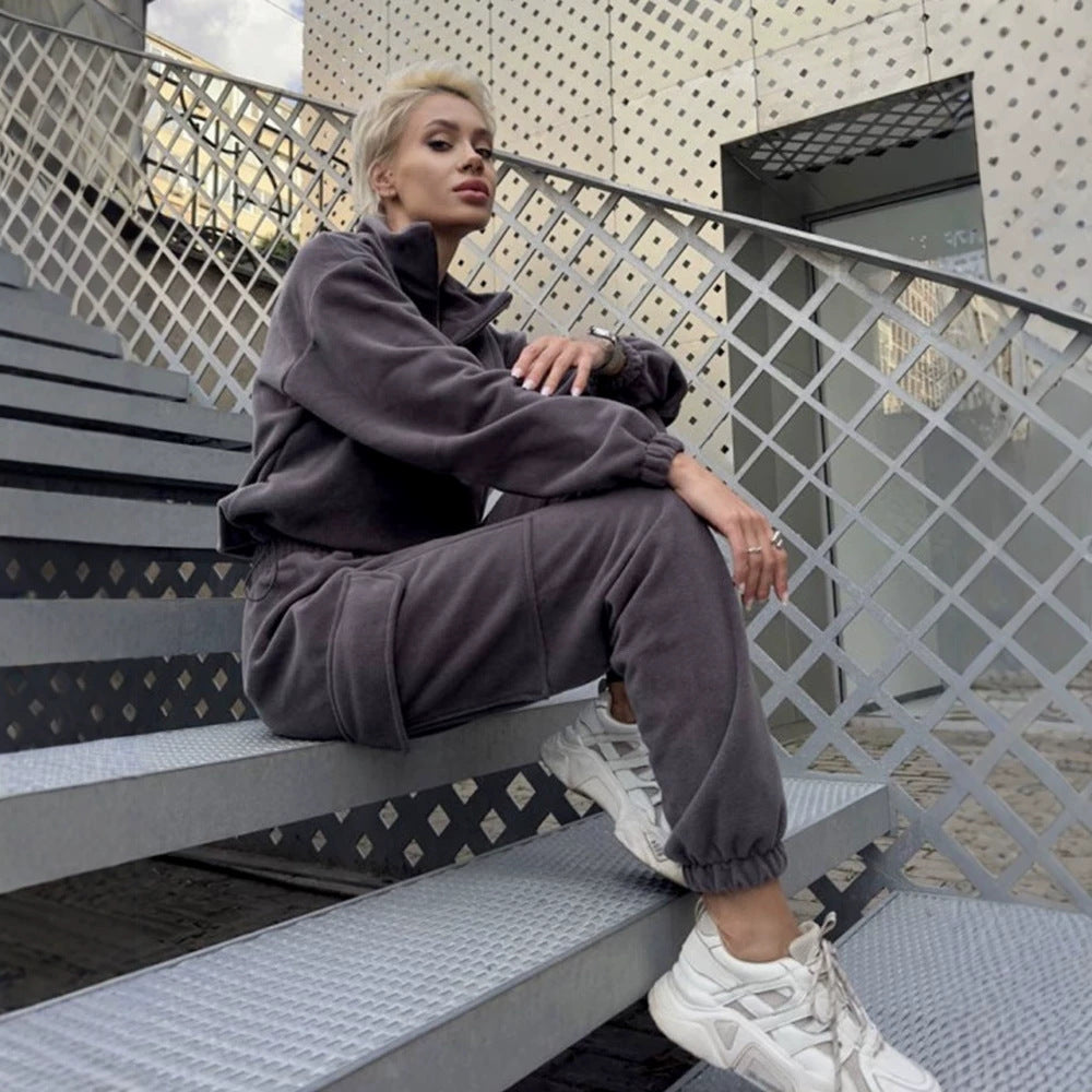 Ensemble de lounge sportif et élégant pour femmes en molleton de coton lourd avec col montant, poche kangourou et poche cargo Echo Archiv