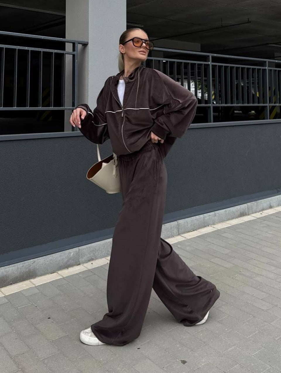 Ensemble moderne en velours pour femmes avec col montant zippé et pantalon palazzo fluide Echo Archiv