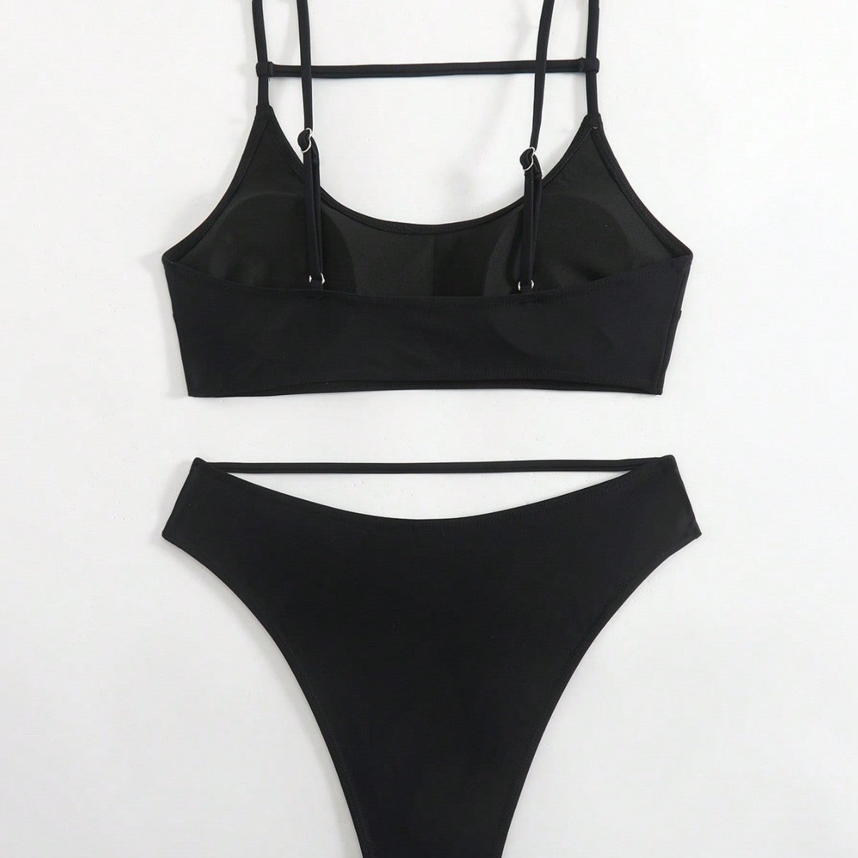 Ensemble bikini triangle femme avec coupe innovante et bretelles réglables R&B