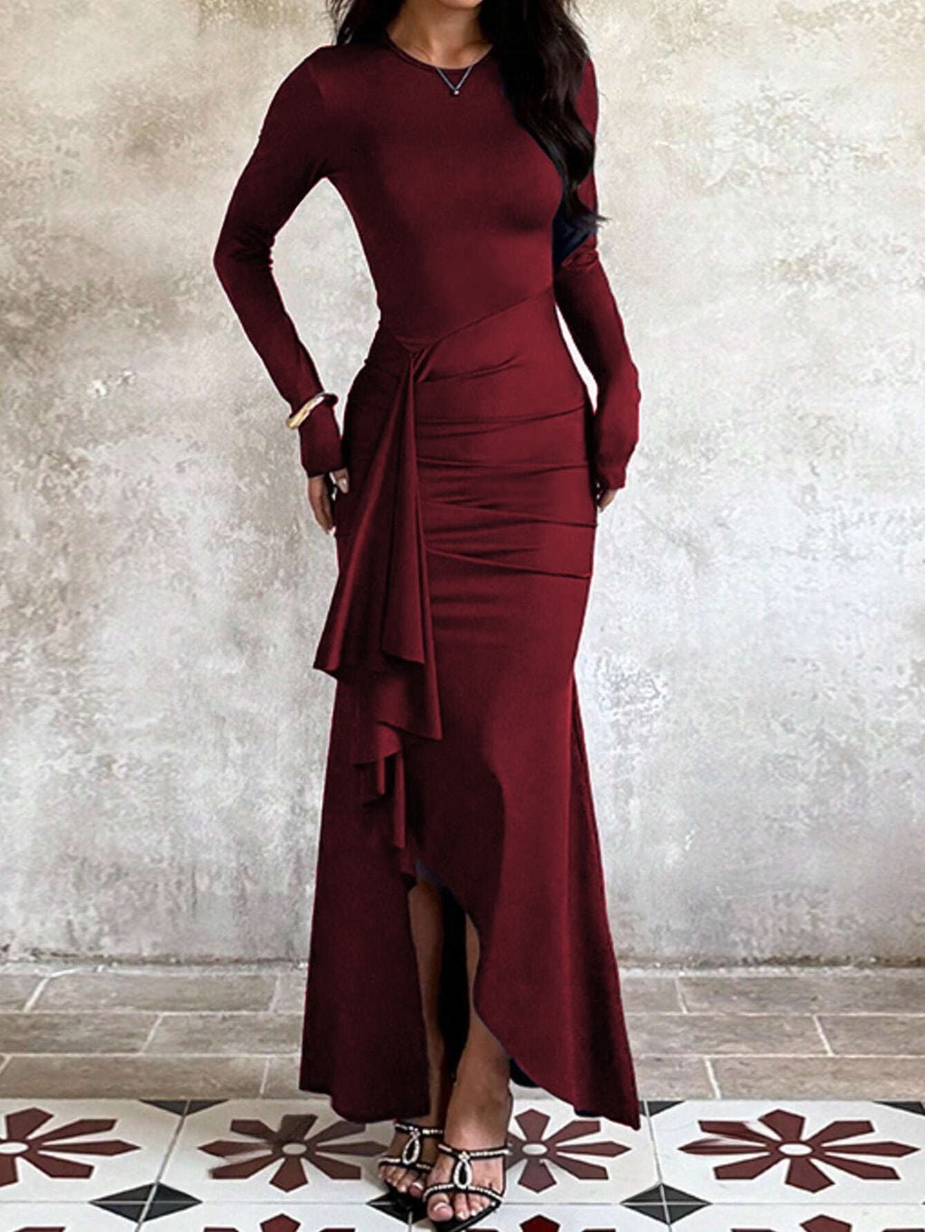 Robe de soirée ajustée pour femme avec manches longues, taille froncée et volant asymétrique Echo Archiv