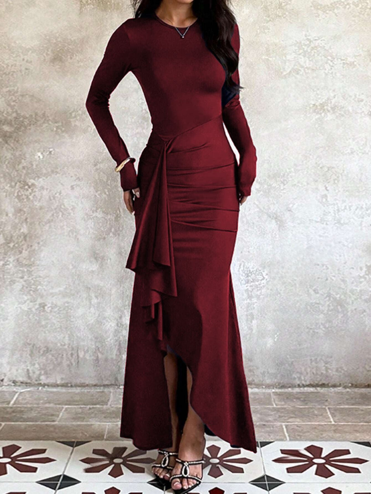 Robe de soirée ajustée pour femme avec manches longues, taille froncée et volant asymétrique Echo Archiv