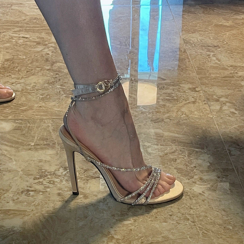 Sandales à talons aiguilles élégantes pour femmes avec des lanières délicates et des ornements en strass R&B