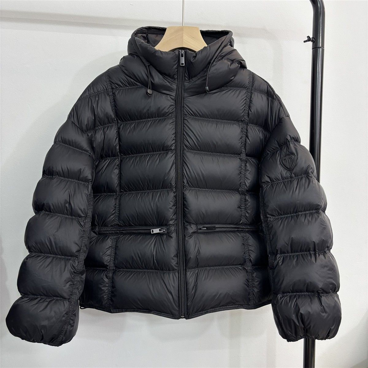 Veste thermo matelassée courte pour femmes avec capuche, poches zippées et bords élastiques Echo Archiv