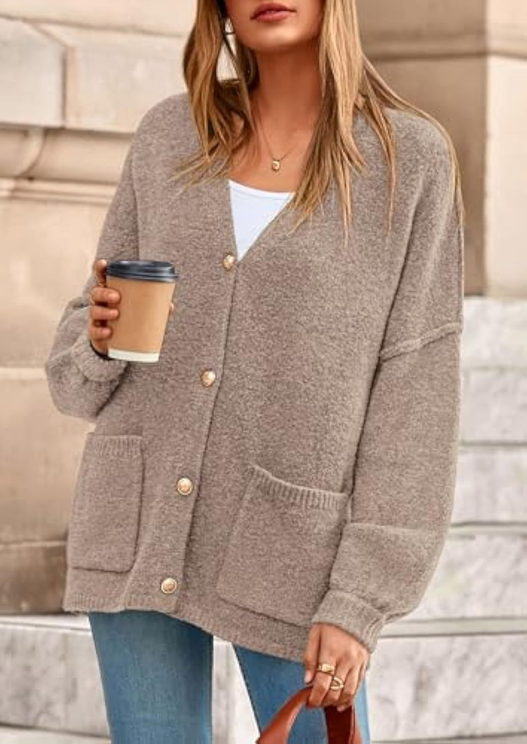 Cardigan en tricot oversize pour femmes avec décolleté en V, boutons décoratifs dorés et poches plaquées