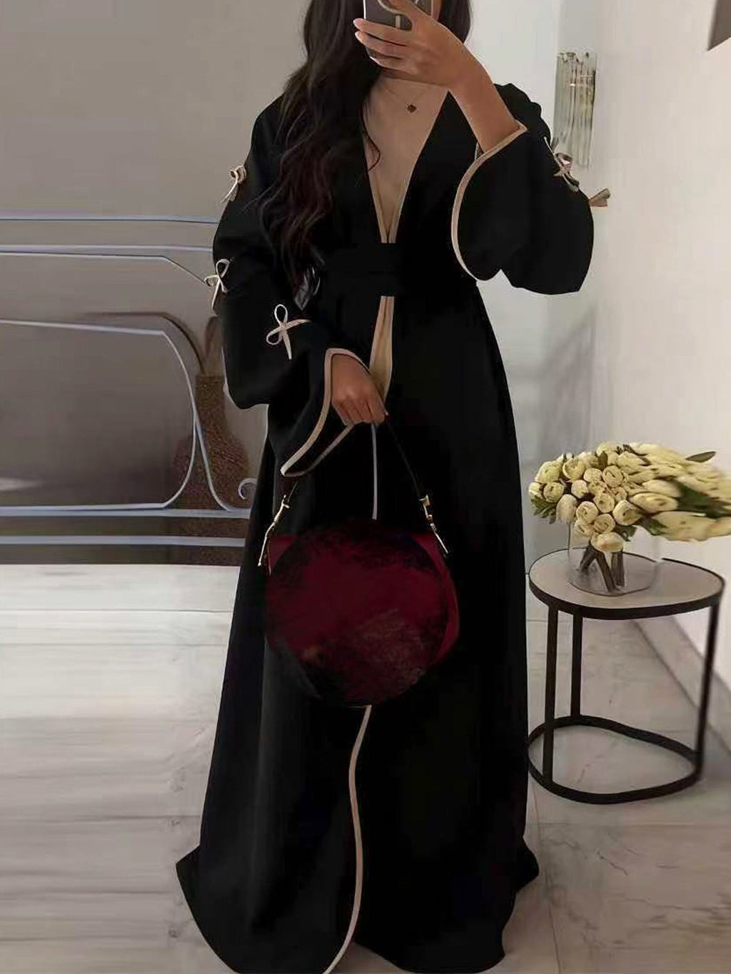 Abaya-Kaftan élégant pour femmes avec manches évasées en trompette, empiècement contrasté et ceinture nouée Echo Archiv