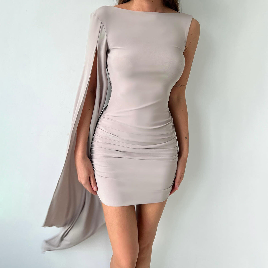Robe Mini Élégante pour Femmes avec Design Asymétrique et Détails Volants Heidi-Mode