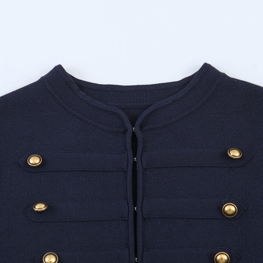 Veste courte pour femmes inspirée du militaire avec encolure ronde, silhouette cintrée et boutons décoratifs dorés Echo Archiv