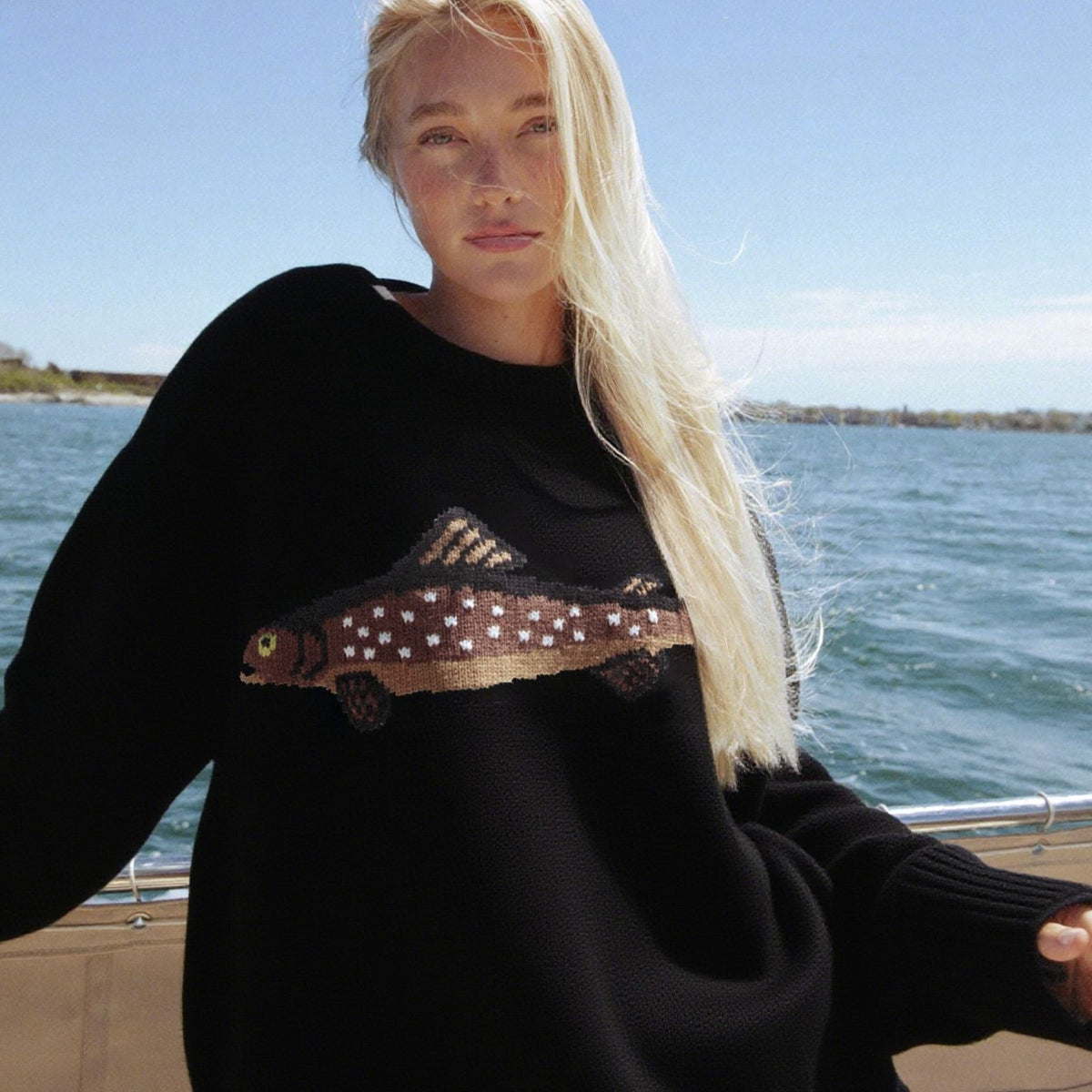 Pull-over en maille oversize pour femmes avec jacquard poisson, col montant et bords côtelés Echoarchiv