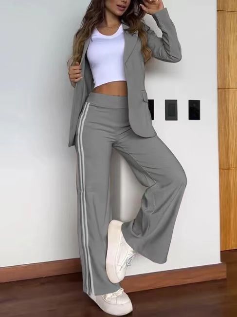 Ensemble blazer deux pièces sport-chic pour femmes avec blazer cintré et coupe de pantalon de jogging ample avec bandes latérales R&B
