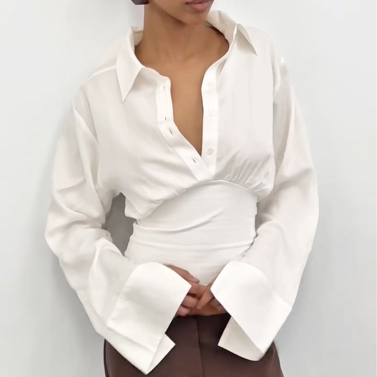 Chemisier cropped cintré pour femmes avec col chemise et large ceinture élastique Echo Archiv