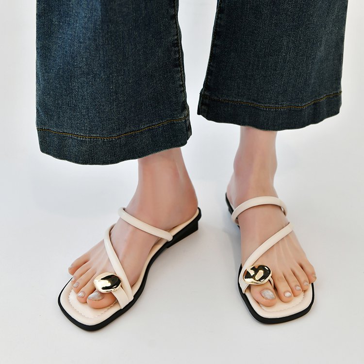 Sandales élégantes pour femmes avec un design de lanière élégant et un détail bijou accrocheur R&B