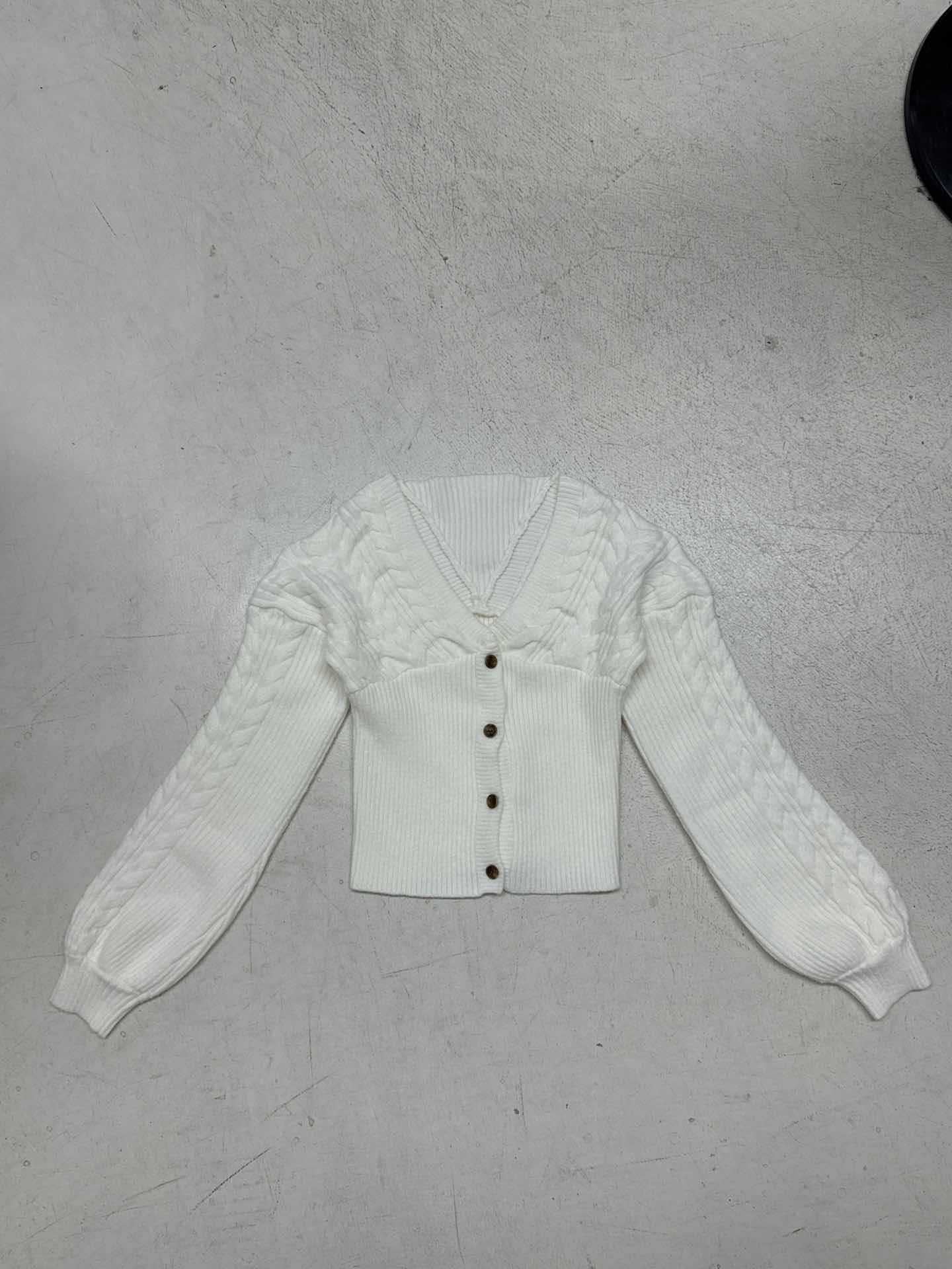 Cardigan en tricot cintré pour femmes avec décolleté en V, manches à motif torsadé et boutons en bois décoratifs Echo Archiv