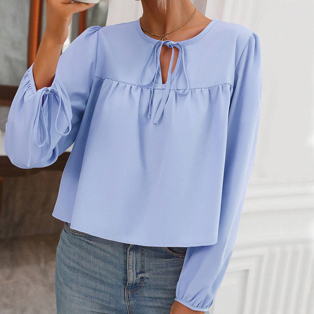 Blouse femme décontractée avec empiècement froncé, lien à nouer au décolleté et manches à cordon