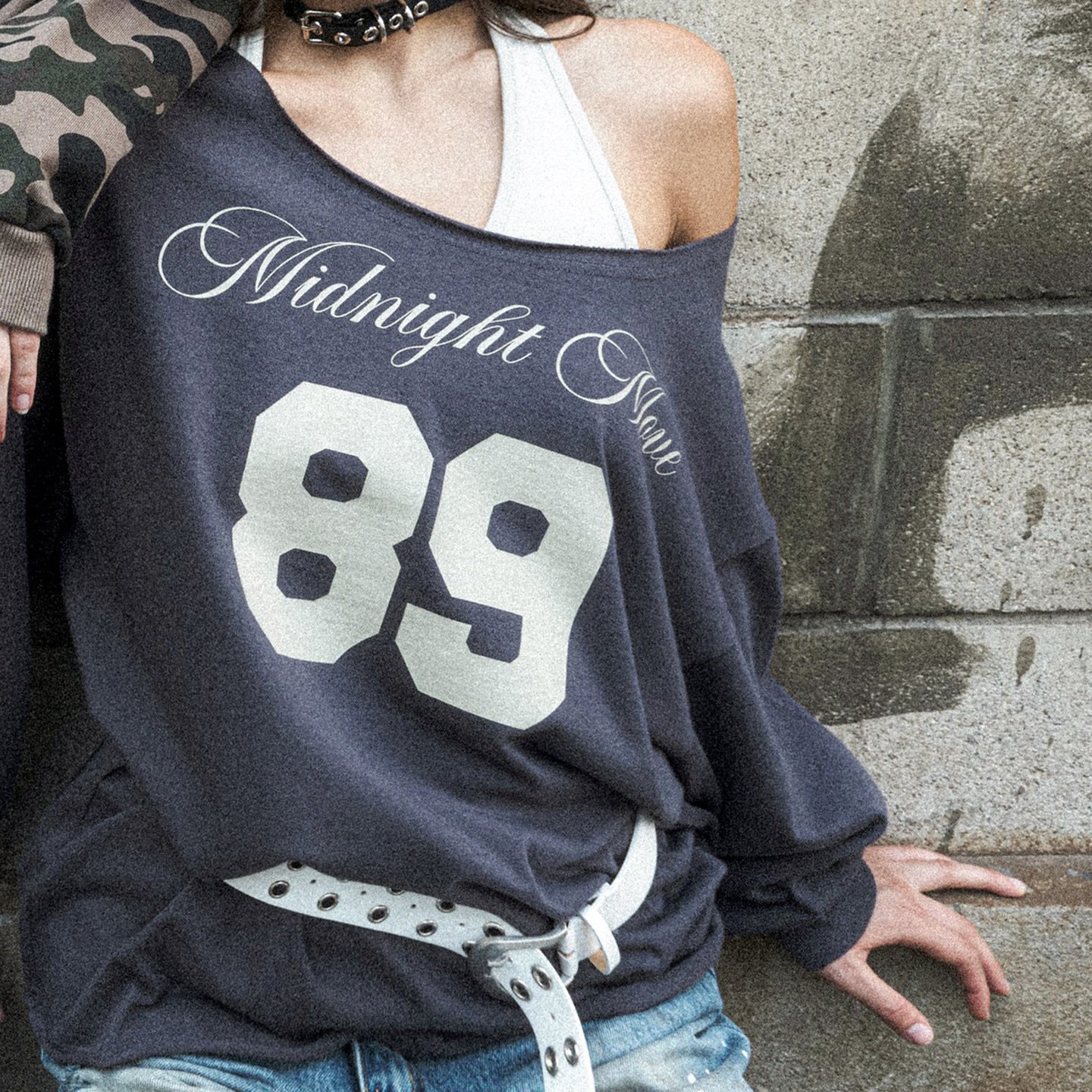 Sweat-shirt oversized pour femmes au style off-shoulder avec impression vintage sur le devant et ourlet évasé Echo Archiv