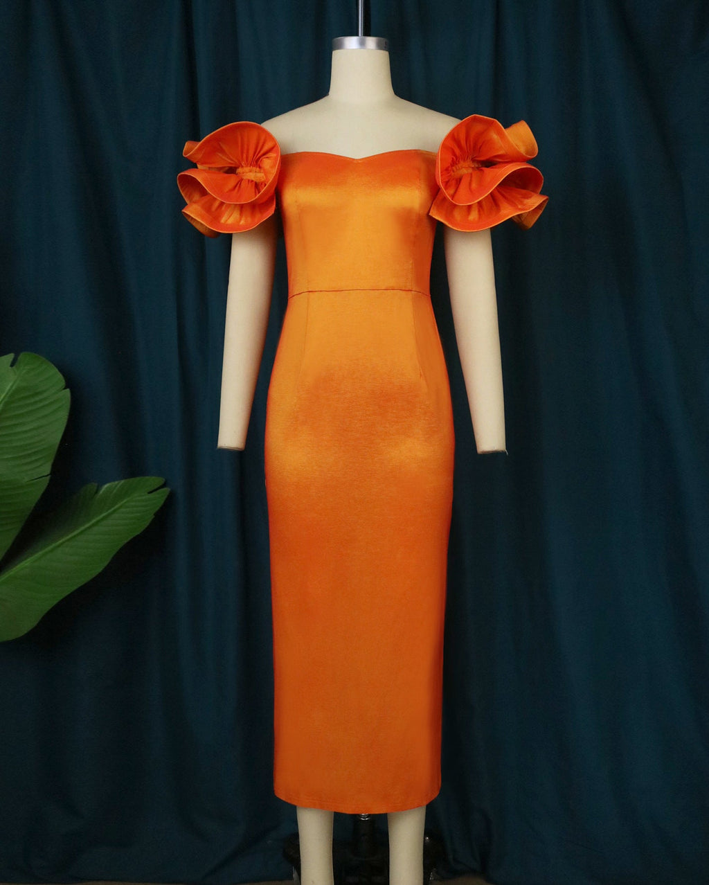 Robe en dentelle ajustée pour femmes avec des volants volumineux R&B