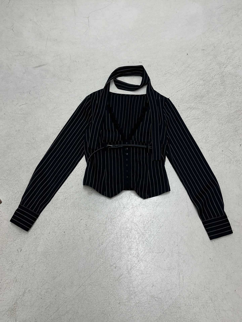 Chemisier ajusté à manches longues pour femmes avec décolleté en V twisté, col chemise et effet à rayures Echo Archiv