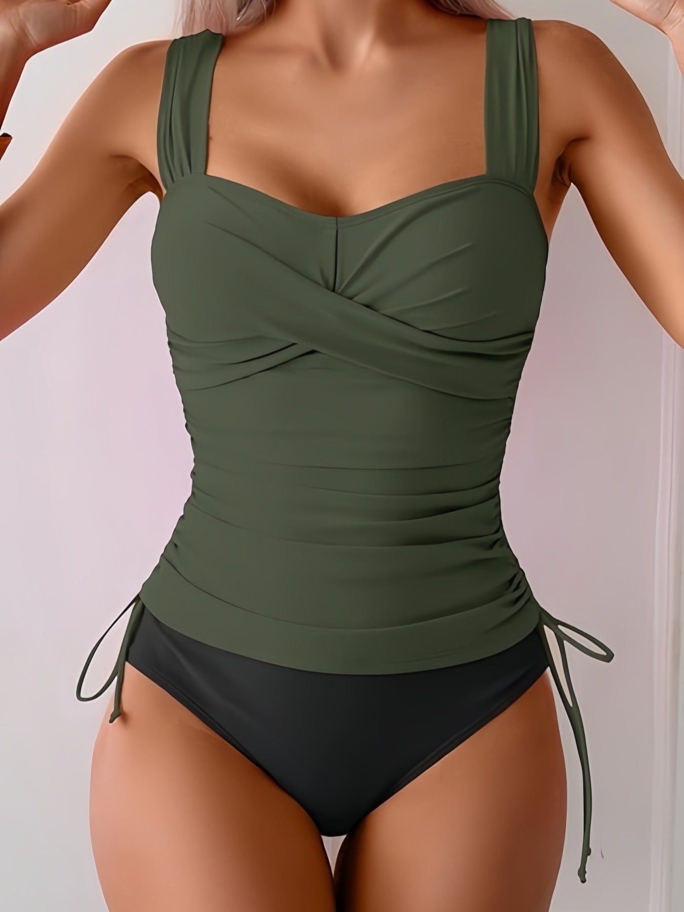 Maillot de bain une pièce pour femmes avec design moderne enroulé et coupe sportive R&B