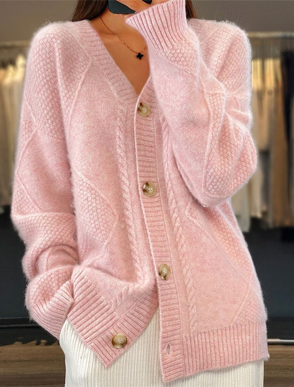 Cardigan en tricot oversize pour femmes avec motif en relief, décolleté en V et boutons en nacre Echo Archiv