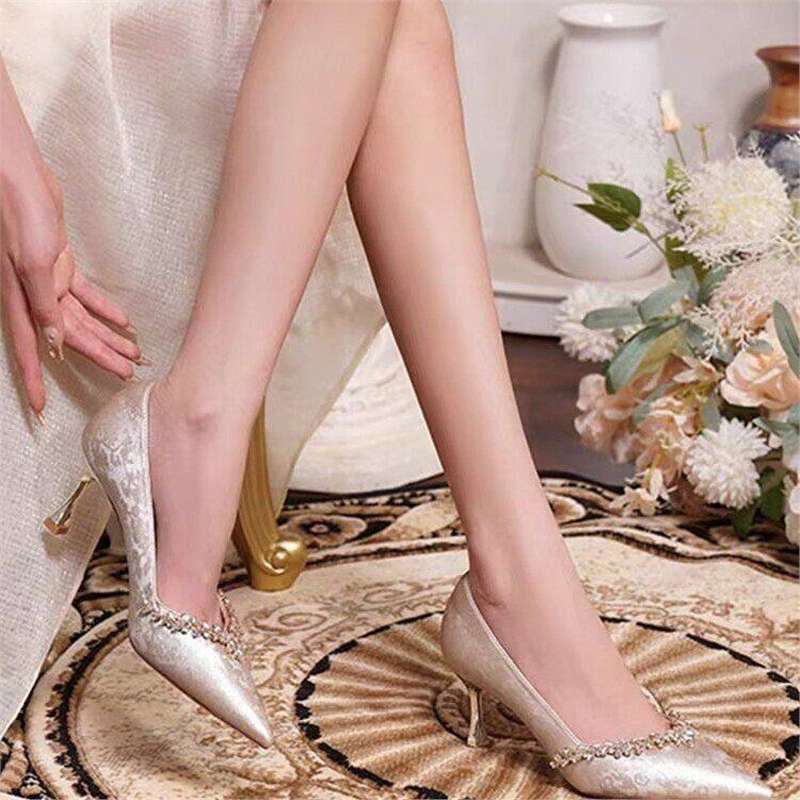 Pompes élégantes pointues pour femmes avec décoration en cristal R&B