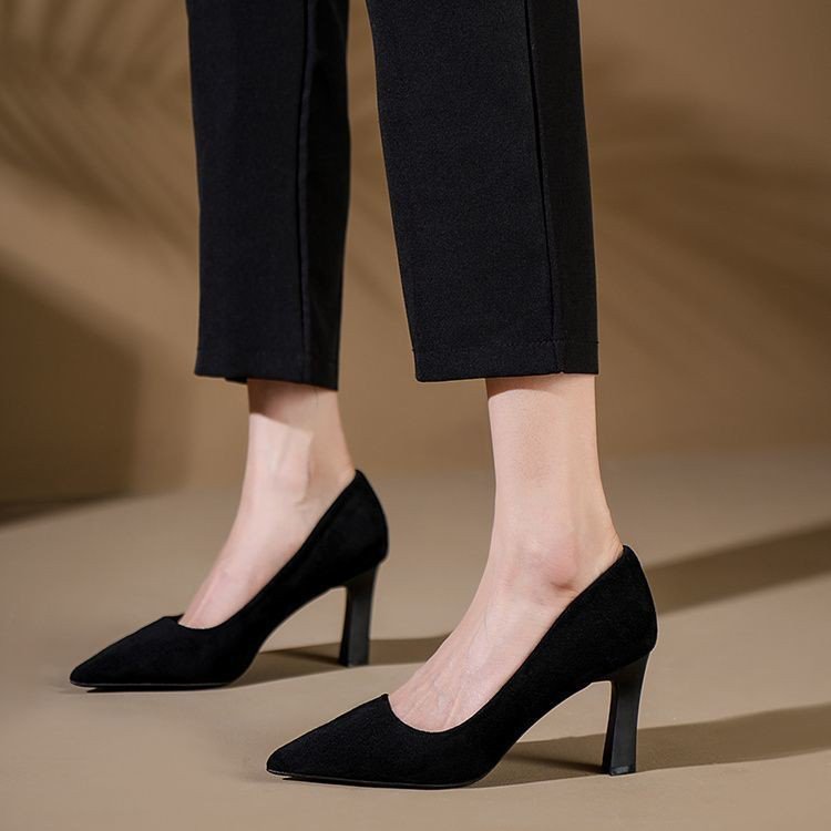 Escarpins mode pour femmes avec silhouette élégante R&B