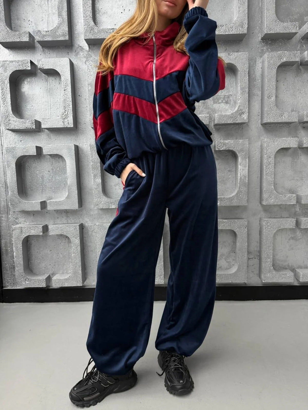 Ensemble de survêtement en velours inspiré du rétro pour femmes avec design Chevron, col montant et joggers taille haute Echo Archiv
