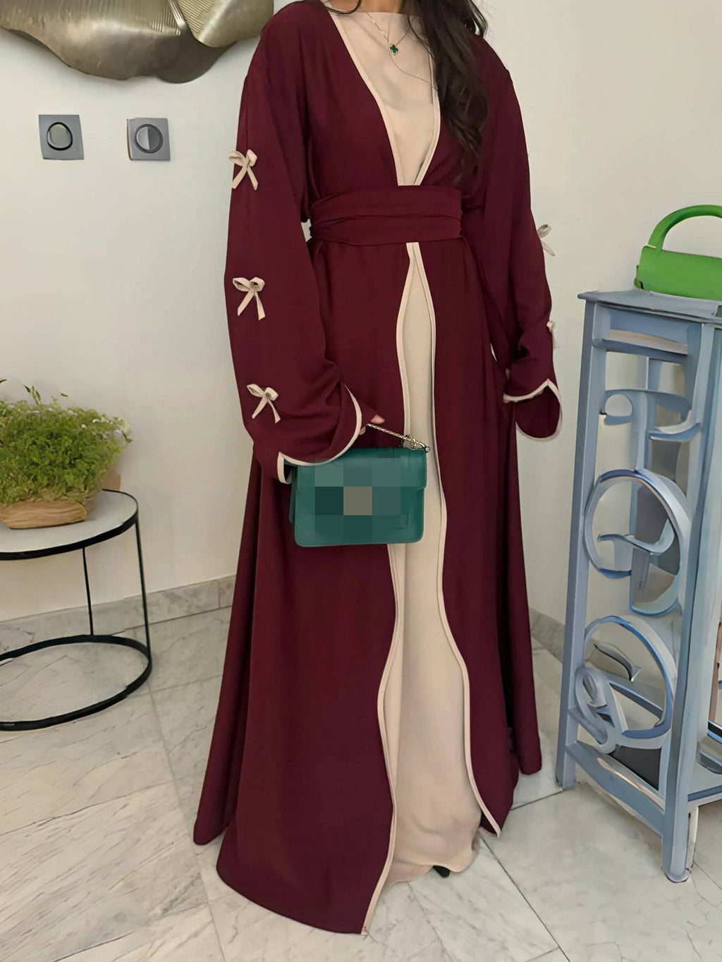 Abaya-Kaftan élégant pour femmes avec manches évasées en trompette, empiècement contrasté et ceinture nouée Echo Archiv