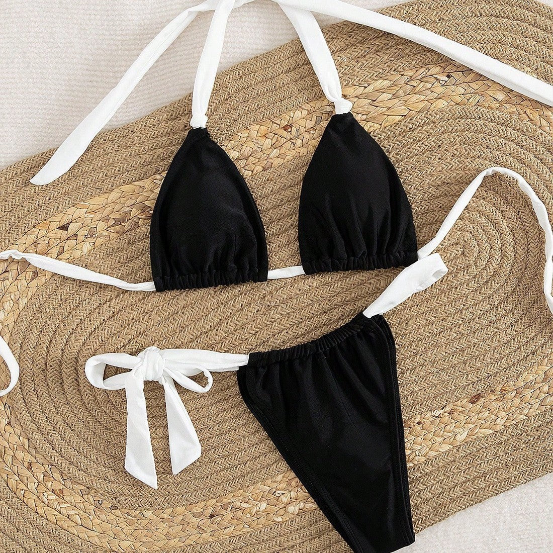 Bikini triangle femme avec bretelles réglables et détail de lien féminin R&B